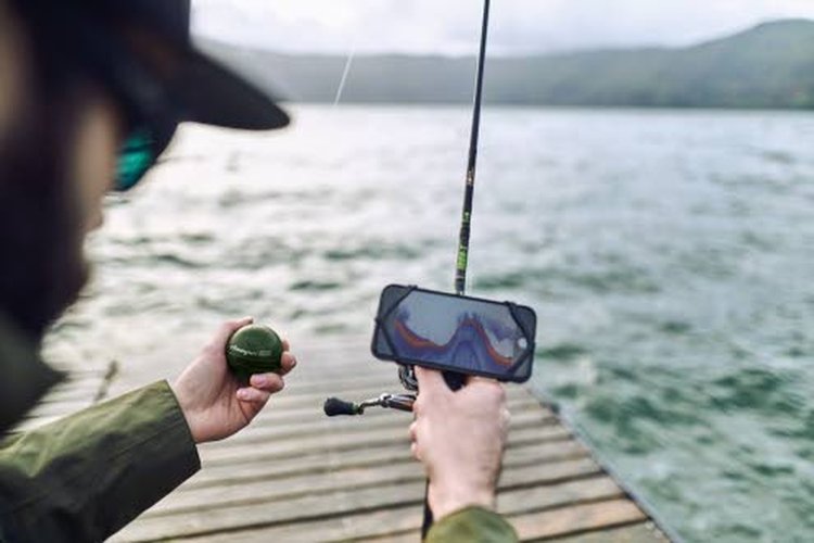 Deeper Smart Sonar Chirp + ”kaikuluotainpallo” kytketään langattomasti Wi-Fi:n kautta älypuhelimeen. Sitten ”pallo” heitetään veteen. Kaikuluotain tunnistaa, että vedessä ollaan ja alkaa lähettää informaatiota älypuhelimen näytölle.