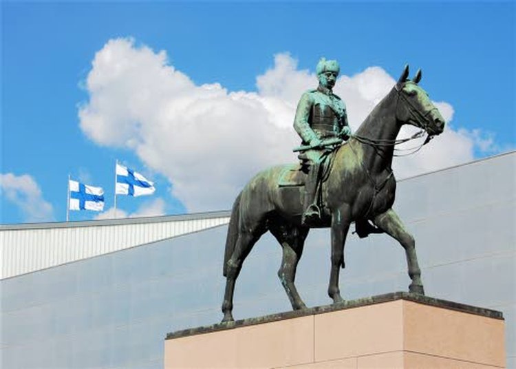 Keisari Aleksantenteri II:n näyttävä patsas Senaatintorilla on yksi Helsingin tunnetuimmista patsaista.
