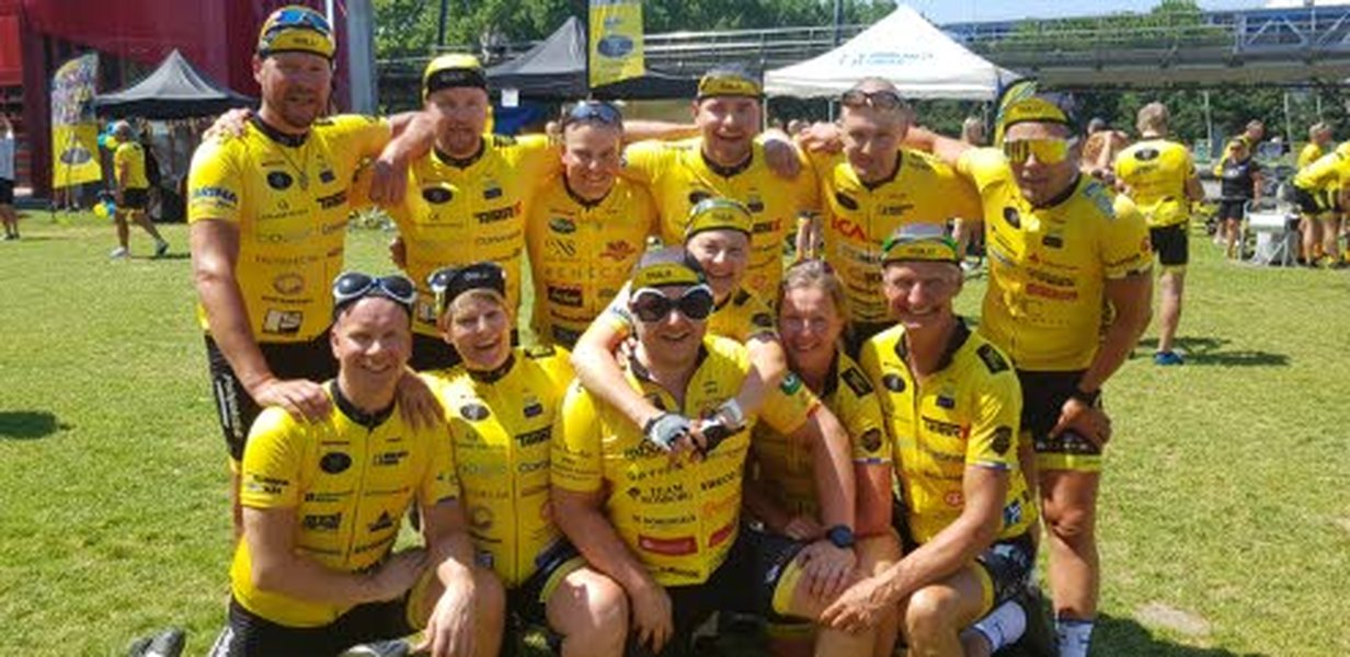 Team Rynkeby - God Morgon Oulun tiimiläiset, jotka pyöräilivät koko matkan Oulusta Pariisiin, iloitsevat saavutustaan määränpäässä Pariisissa Parc de la Villet -puistossa, jossa oli lyhykäinen tervetuloseremonia.