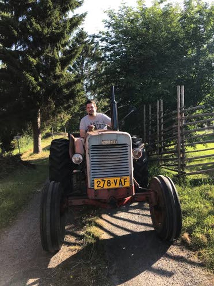 Mika Kuki nauttii kiireisen radiotyön vastapainoksi perheensä kanssa maaseudun rauhasta Raahen Piehingissä. Pienellä avotraktorilla Mika hoitaa tilan töitä.