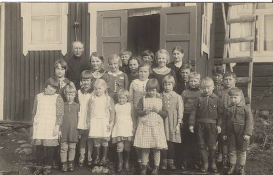 1900-luvun alussa pyhäkouluissa käytiin ahkerasti. Kuva on otettu Palonkylässä Ruskon talon edessä 1930-luvun lopulla. Isäntäpari Ida ja Martti Rusko näkyvät kuvassa. Ida toimi pyhäkoulunopettajana. Kuvan omistaja Veikko Rusko.