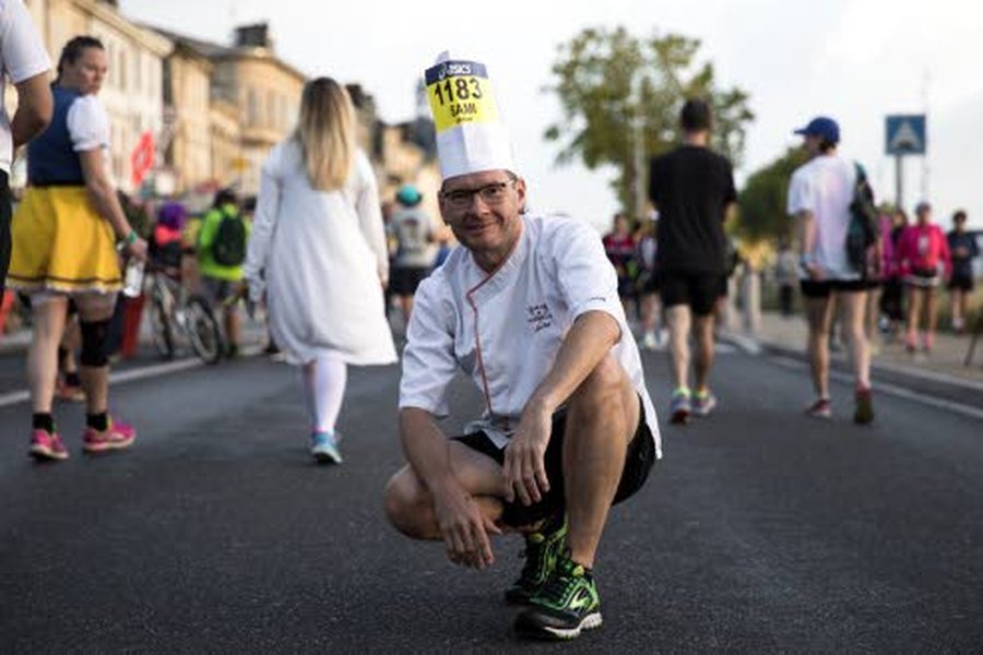 Sami Garam on juossut 29 maratonia, joista kaksitoista vuosina 2016–17, yhden joka kuukautena. Hän on juossut myös ”toisenlaisia” maratoneja, esimerkiksi Médocin viinimaratonin syyskuussa viininkorjuuaikaan, josta tämä Kasper Garmanin ottama kuva.