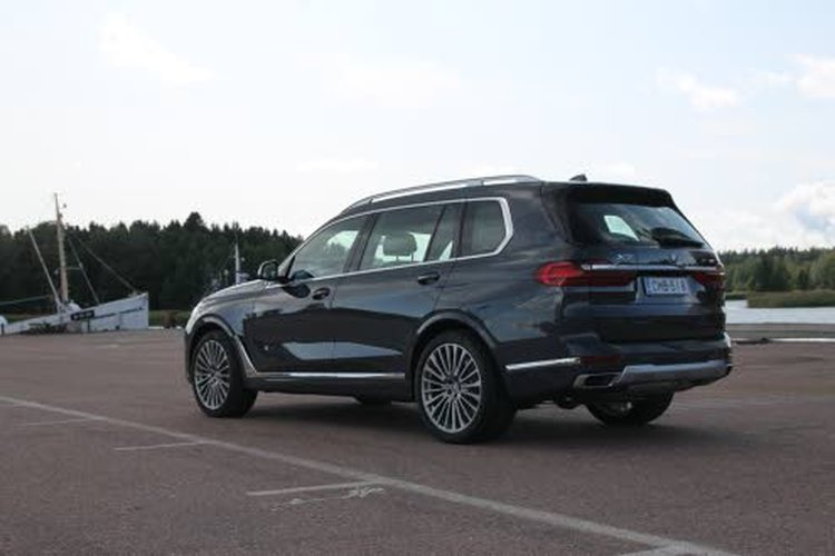 BMW X7 xDrive40i:n akseliväli on 3100 mm.