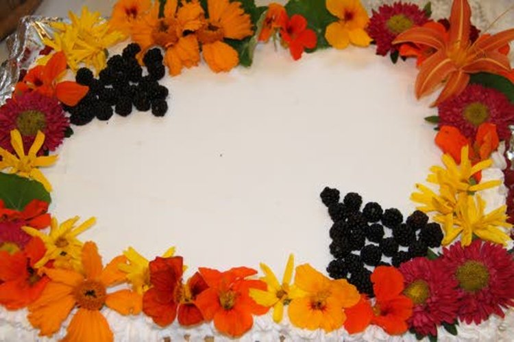 Artikkelin kuvina olevat herkut ovat Pirkko ja Antero Takkavuoren syntymäpäiväjuhlan tarjoiluja sekä kukka-asetelmia heidän puutarhansa kukista.