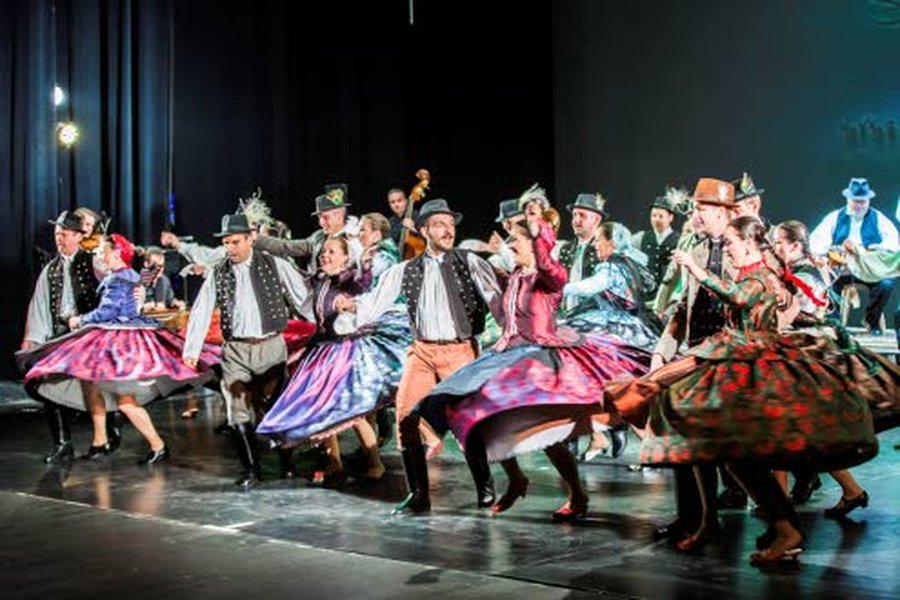 Unkarin Székesfehérvárista kotoisin oleva Alba Regia Dance Ensemble -ryhmä tulkitsee Hollo ja Martta -festivaalissa perinteisestä unkarilaista kansantanssia uusin koreografioin.