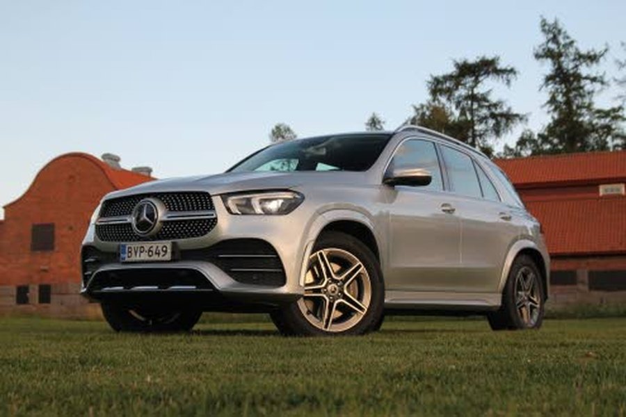 Mercedes-Benz GLE 300 d on lähes viisi metriä pitkä ja kaksi metriä leveä.