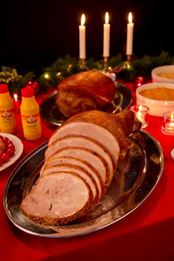 Osalle sinappi on ainoa oikea kinkun kastike, toiset tekevät paistoliemestä kastikkeen. Kinkun kanssa maistuvat perinteiset joululaatikot: lanttu, porkkana ja peruna. Kuva: Lihatukku Veijo Votkin Oy.