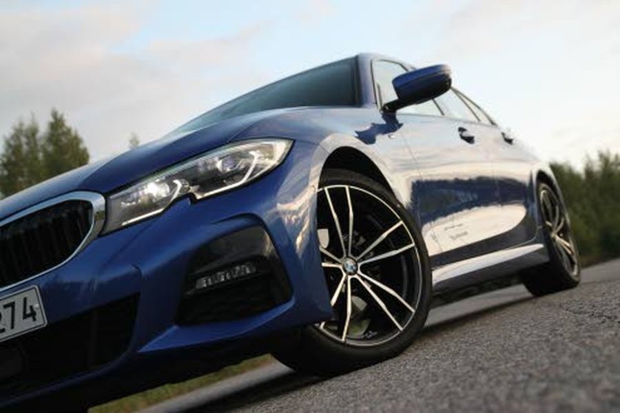 Uusi BMW 3-sarja on 76 mm pidempi, 16 mm leveämpi ja 1 mm korkeampi kuin edeltäjänsä. Akseliväli on kasvanut 41 mm.