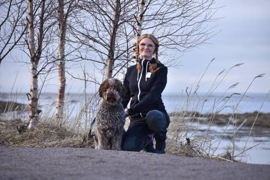 Virpi Tuohimaa lenkkeilemässä Raffe-koiran kanssa Limingan alkukeväisissä maisemissa. Kuva: Heikki Hyyppä.