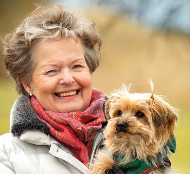 Tanie Karsten ja hänen Emil-koiransa ovat molemmat Regulat-entsyymijuoman ystäviä.