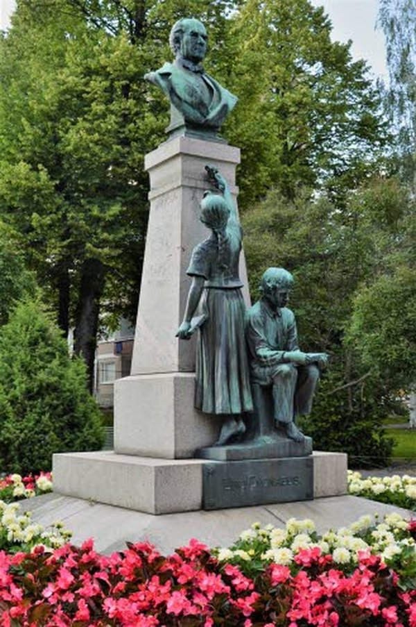 Uno Cygnaeuksen patsas Jyväskylässä on kaupungin ensimmäinen julkinen veistos ja muistomerkki. Se on rahoitettu Suomen kansakouluopettajien yhteiskeräyksellä ja seisoo Cygnauksen puistossa kaupunginkirjaston naapurissa. Oiva kesämatkan tutustumiskohde koulujen kohta alkaessa.