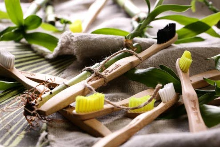 Humble Brush bambuhammasharjan varsi on valmistettu 100% biohajoavasta bambusta. Harjakset on tehty DuPont™ 6-nylonista. Hammasharjan varren voi kompostoida. Harjakset voi poistaa ja hävittää ne talousjätteen mukana.