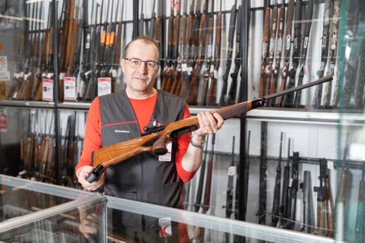 Tuomo Kangas on perehtynyt laaja-alaisesti sekä metsästysaseisiin että muihin ampuma-aseisiin. Hän työskentelee Kärkkäisen Ylivieskan tavaratalossa ase- ja eräosastolla pro-asemyyjänä. Kuva: Iida Lesell.