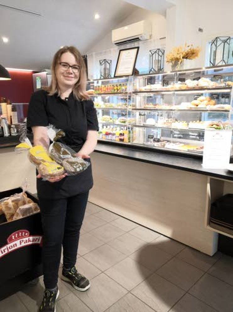 Ylivieskan Pirjon Pakarin yhteydessä toimii myymälä ja kahvila, jossa on arkisin tarjolla myös lounasta. Kahvilatyöntekijä Jenniina Arvo esittelee kuvassa suosittuja Riivi-Ruis ja Riivi-Kaura -täysjyväpalaleipiä.