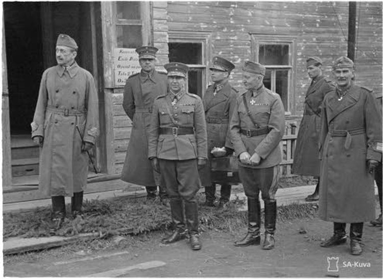 Marsalkka Mannerheim käymässä Karjalan armeijan alueella Aunuksessa 10.9.1941. Hänestä oikealle kenraalit Heinrichs, Talvela, Airo, Walden ja Nenonen.