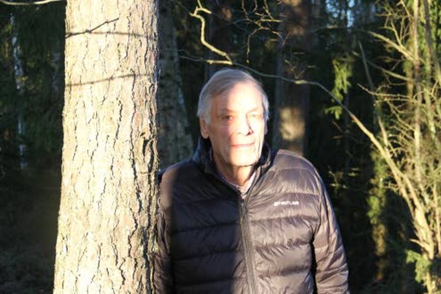 Jussi Pienimäki on innokas sienestäjä. Marraskuun puolivälissä aamutuimiin ei kertynyt askelmittariin kuin reilut 700 askelta, ja ämpäri oli täynnä suppilovahveroita.