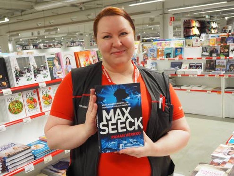 – Max Seeckin Pahan verkko jatkaa lukijat ympäri maailmaa hurmanneen Uskollisen lukijan tarinaa, Saija Nivamo kertoo.