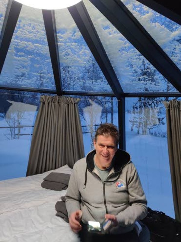 Ari Stenius naputtelee hyvän uudenvuoden viestiä perheelle: Meidän vuotemme vaihtuu Ylläksellä AuroraHutissa.
