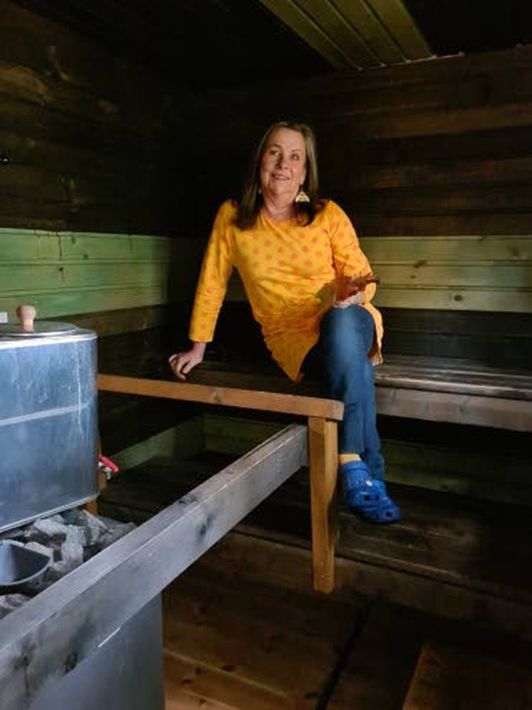 Sauna, turve, yrtit, vähähiilihydraattinen ruokavalio, liikunta, luonto, luonnonvedet, rakkaus ja itsekunnioitus ovat Mervi Hongiston mielestä hyvän elämän tienviitat.