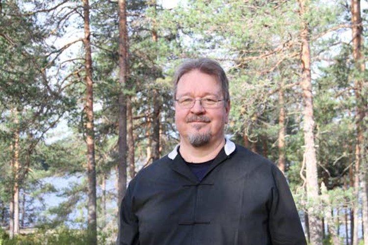 Hoitaminen kiehtoi ähtäriläistä 53-vuotiasta Kimmo Peltolaa jo lapsena. Hänen isovanhempiensa keho oli kovilla maatilan töissä. Kivut helpottivat, kun Kimmo hieroi.